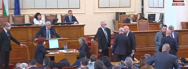 Грозен скандал в парламента, ГЕРБ и БСП се хванаха за гушите 