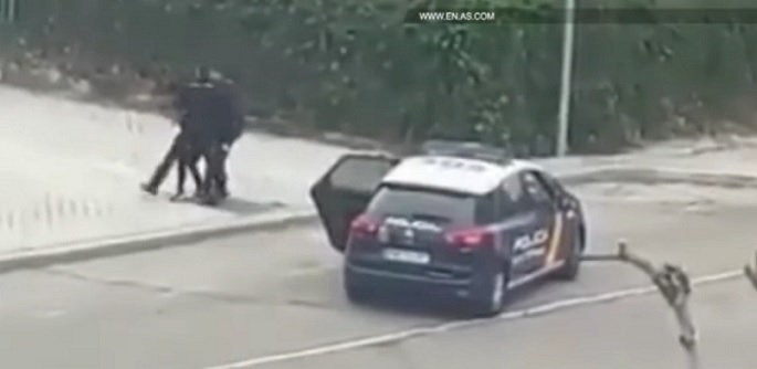 Жена излезе да потича, срещна полицаи и стана много страшно насред COVID-19 ВИДЕО 