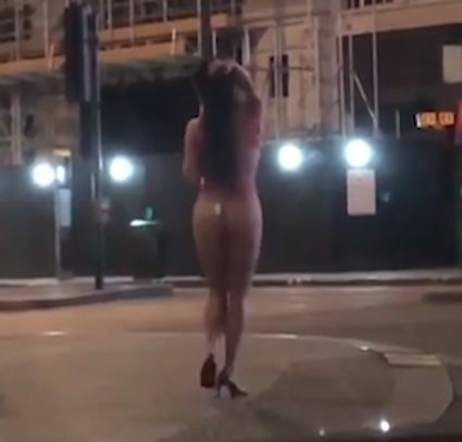 Моделка по оскъдно бельо използва празния Лондон за фотосесия ВИДЕО 18+