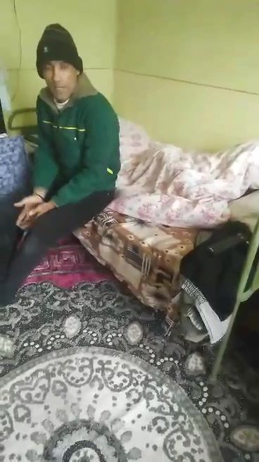 Шокиращо ВИДЕО 18+! Побеснял циганин си потроши телевизора с брадва заради коронавируса
