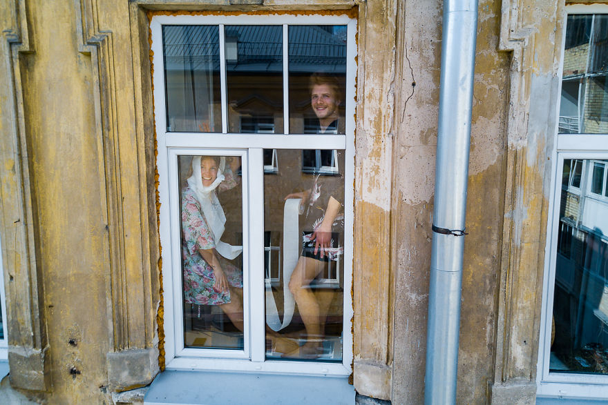 Безумни СНИМКИ на семейства под карантина, които няма да ви оставят безразлични