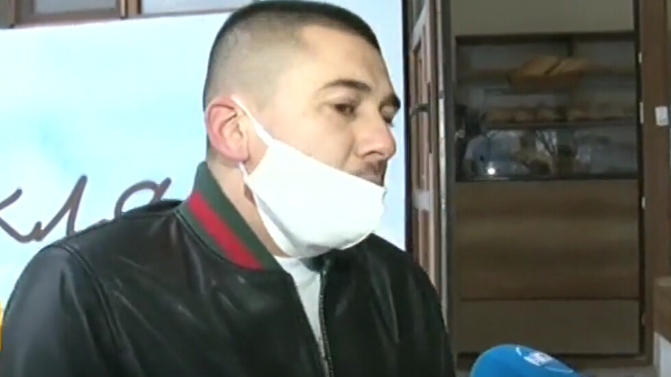 Студент раздава безплатно хляб на възрастни хора в Руенско