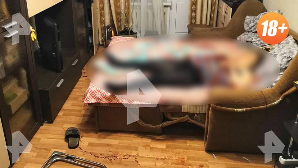 Неадекватен мъж намушка родителите си