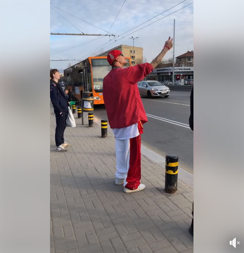 Куриози в София: Бележка от Никол гони коронавируса, а на спирката на автобуса... СНИМКИ