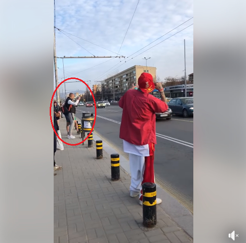 Куриози в София: Бележка от Никол гони коронавируса, а на спирката на автобуса... СНИМКИ