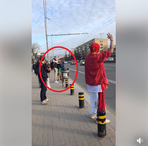 Куриози в София: Бележка от Никол гони коронавируса, а на спирката на автобуса... СНИМКИ