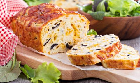 Нереална вкусотия: Солен кекс с шунка и маслини