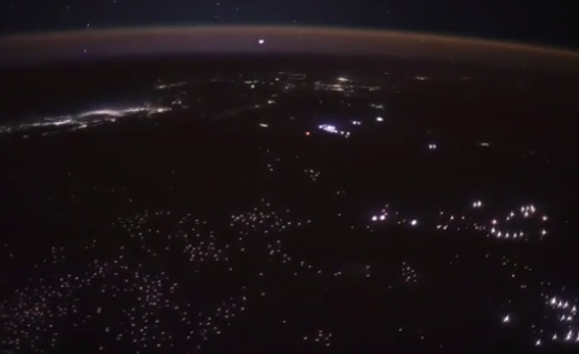 NASA показа уникално ВИДЕО на Земята през нощта 