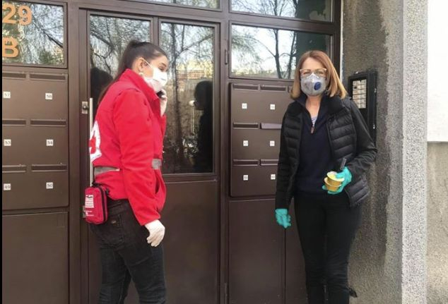 Фандъкова сложи маска и ръкавици и тръгна по улиците, за да.. СНИМКИ