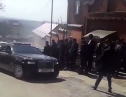 Напук на коронавируса десетки се събраха на сватба и стана голяма беля ВИДЕО 
