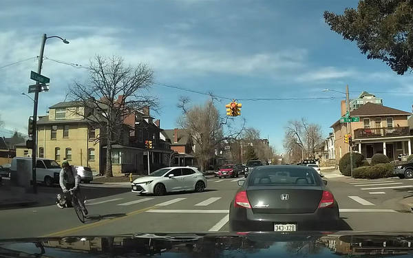 Уж пуснаха пешеходец да мине, но пак го блъснаха ВИДЕО 