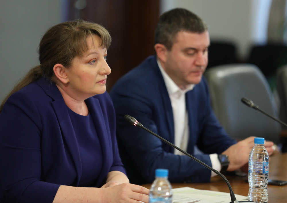 В тези сектори държавата ще плаща 60% от заплатите на служителите на затруднените фирми ВИДЕО