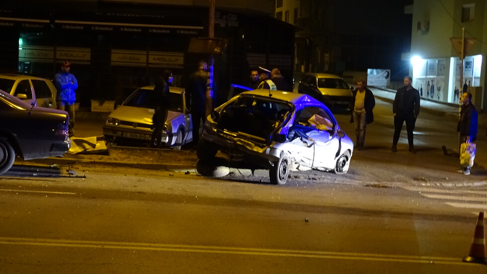 СНИМКА показва брутално меле с 6 коли в Благоевград