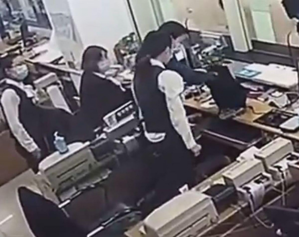 Мъж хвърли торба с пари в болница заради COVID-19, ето какво се случи ВИДЕО