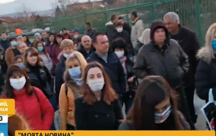 Скандални СНИМКИ на циганска безотговорност по време на карантина  