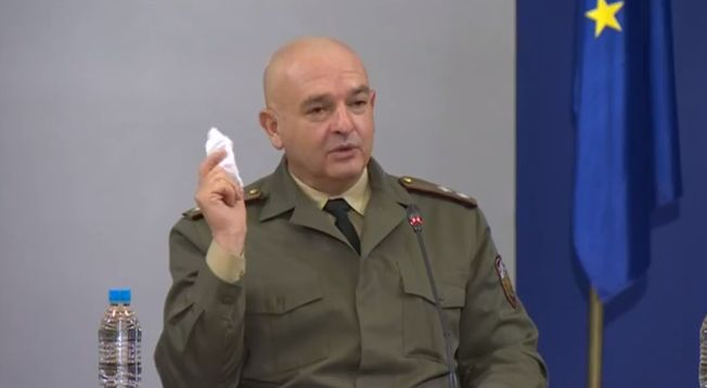 Шефът на ВМА размаха маска и разби всички митове за носенето й ВИДЕО
