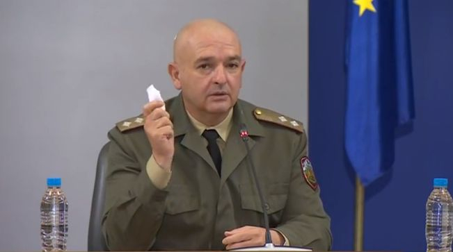 Шефът на ВМА размаха маска и разби всички митове за носенето й ВИДЕО