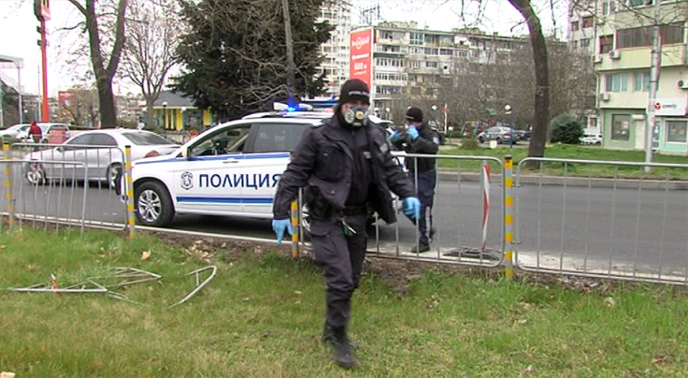 Работници се натъкнаха на нещо ужасяващо на ключов булевард в Бургас СНИМКИ