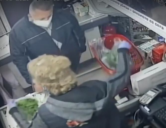 Полицай вилня в столичен магазин, а когато не си получи рестото от 1 ст... ВИДЕО 