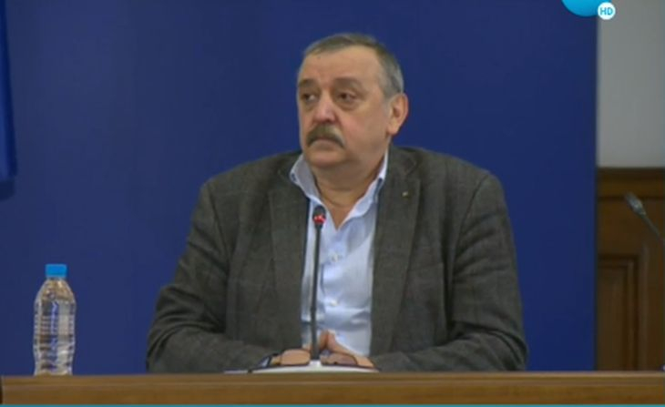 Проф. Кантарджиев обясни трябва ли да носим ръкавици срещу заразата и разнасят ли я домашните животни 