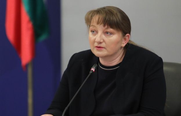 Деница Сачева обяви с колко са скочили болничните заради COVID-19 ВИДЕО
