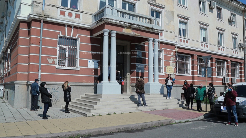Жена на прага на самоубийството пред бюрото по труда в Кърджали ВИДЕО 