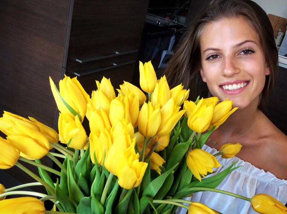 Цял квартал аплодира от балкона красива българка под карантина в Париж ВИДЕО 