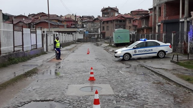 СНИМКИ от полицейската блокада на циганския квартал на Пещера