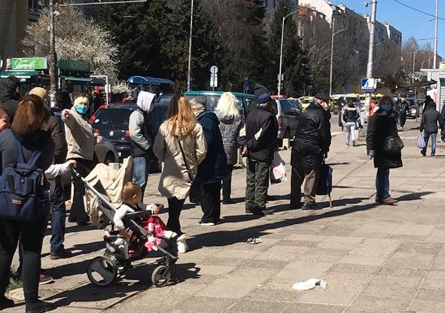 Ген. Мутафчийски предупреди за опасни тумби, сеещи коронавирус, а люлинчани... СНИМКИ
