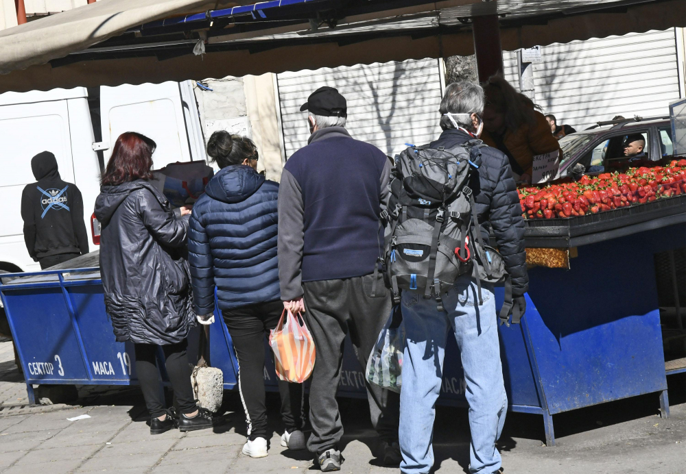 В София се затопли и ето какво се случи с дистанцията и предпазните средства СНИМКИ