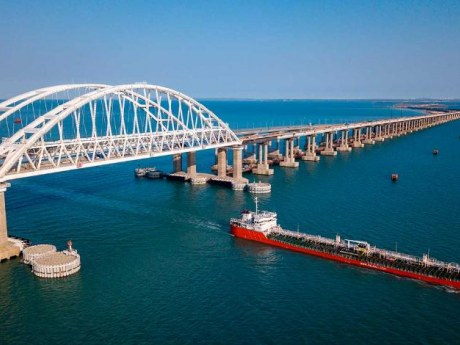 Чудовище: "Крилат демон" изплува под Кримския мост 