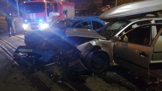 Зрелищно ВИДЕО от страшната катастрофа по тъмна доба в София