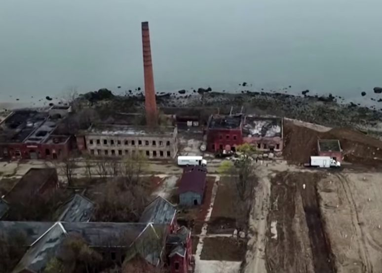 Не е за хора със слаби сърца: В Ню Йорк багер копае огромен масов гроб, тирове карат ковчезите ВИДЕО