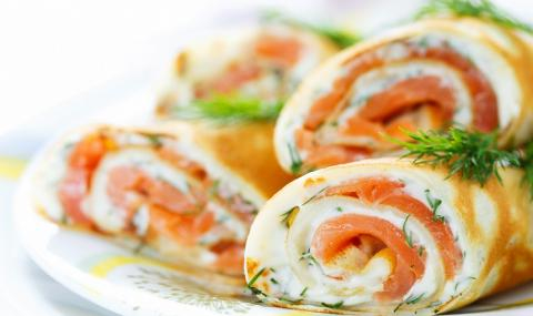 Феноменално вкусна рецепта за вечеря: Хапки за бяло вино с палачинки и сьомга