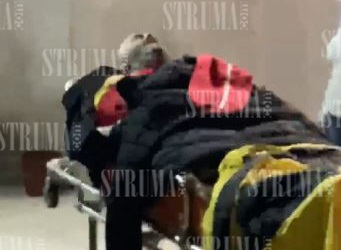 Скандално ВИДЕО с мъж в тежко състояние пред Спешното на МБАЛ-Благоевград