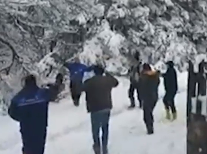 В Кърджалийско показаха как се играе хоро по време на изолация ВИДЕО