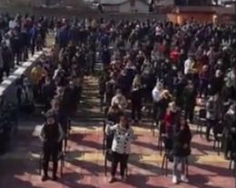 Пастор събра на литургия цели тумби в циганската махала в Самоков