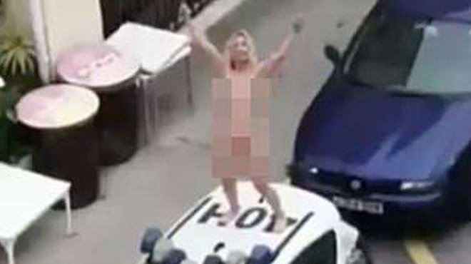 Чисто гола нарушителка на карантината подскача върху патрулка ВИДЕО 18+