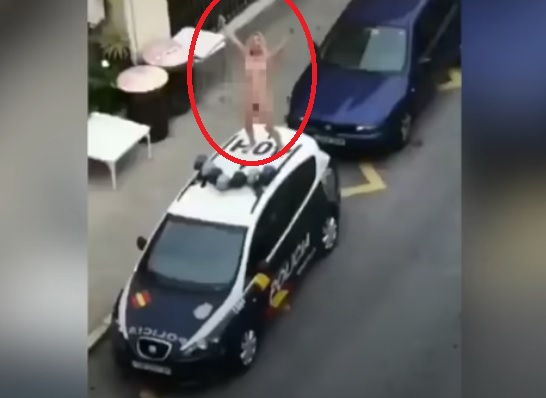 Чисто гола нарушителка на карантината подскача върху патрулка ВИДЕО 18+