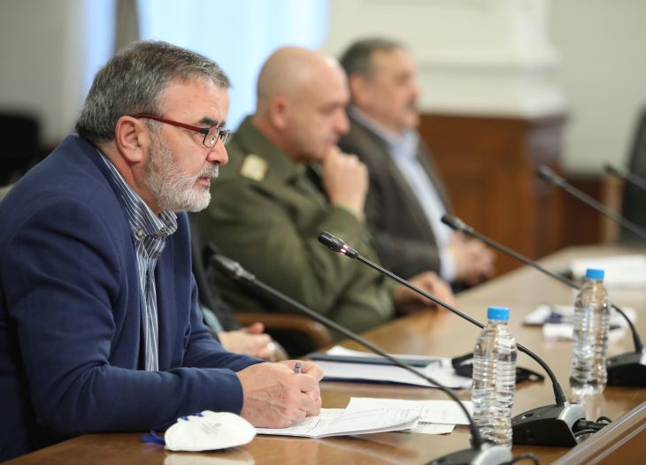 Доц. Кунчев обясни на репортер на Слави Трифонов защо в България има епидемия, а по света - пандемия 