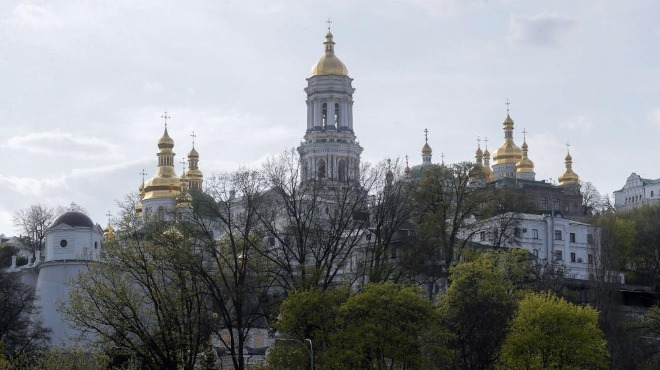 Хилядолетен манастир пламна от COVID-19, двама монаси починаха