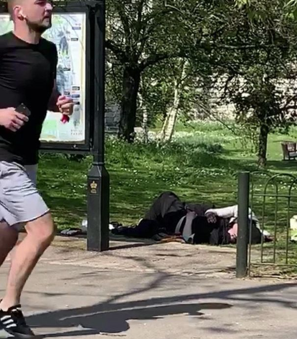 Британците изтрещяха заради карантината: Почнаха да правят секс посред бял ден на метри от Бъкингамския дворец ВИДЕО 18+