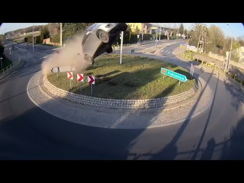 Зрелище: Suzuki Swift прелетя над кръгово, а шофьорът... ВИДЕО