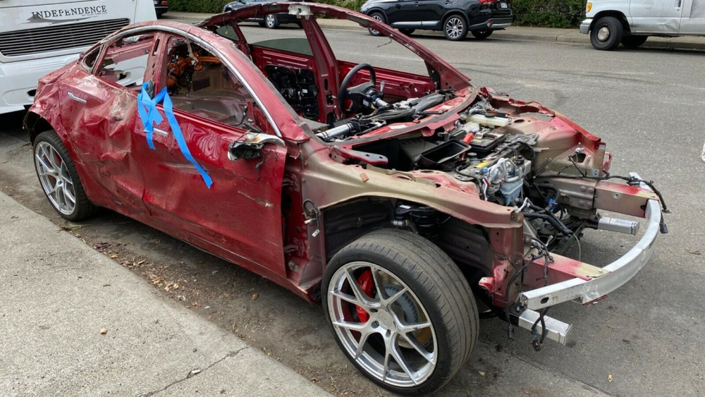 Нова Tesla бе смачкана при катастрофа, но се случи нещо изумително ВИДЕО