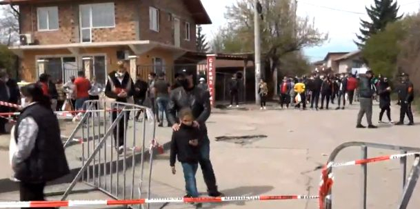 Циганите от „Факултета“ на тумби се юрнаха към… СНИМКИ