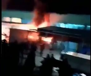 Мистериозна смърт, безредици и пожар в мигрантски лагер в Гърция ВИДЕО