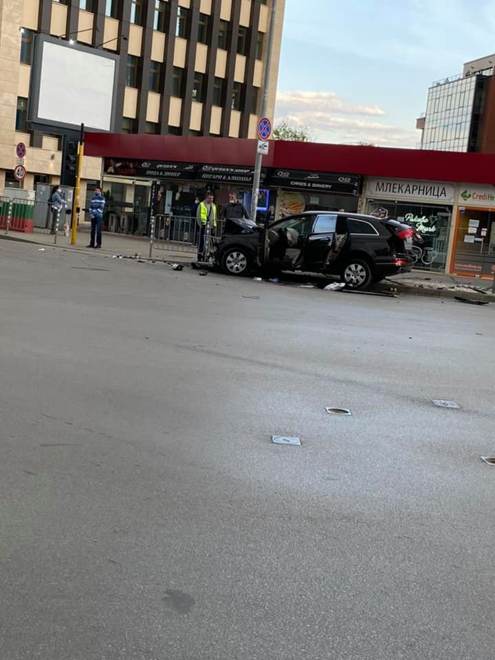 Разкритие на БЛИЦ: Помляната на бул. "Черни връх" кола е на журналиста Милен Цветков