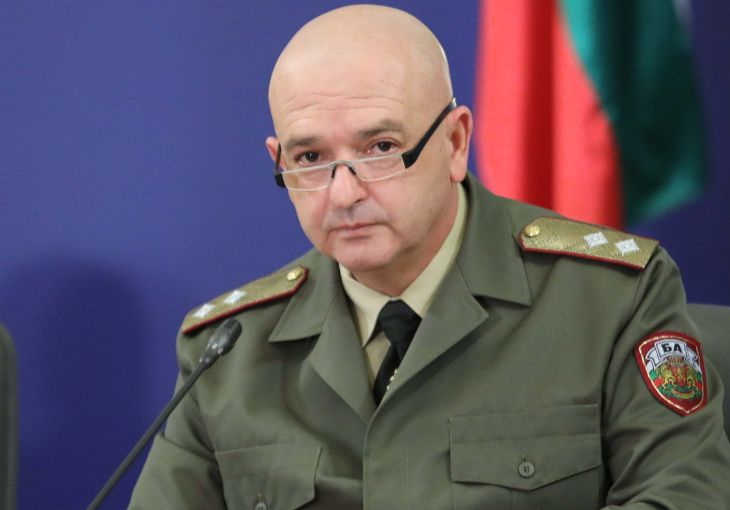 Ген. Мутафчийски се ваксинира първи във ВМА 