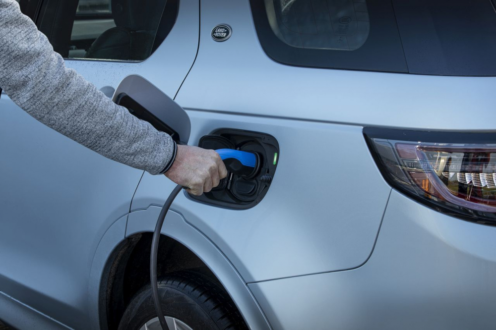 Бестселърите Evoque и Discovery Sport вече са налични и с Plug-in хибрид