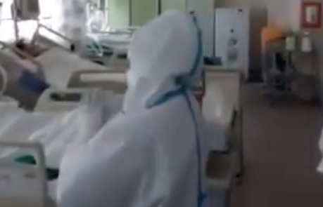 Реаниматор засне кошмарно ВИДЕО 18+ в интензивно, пълно с болни от COVID-19